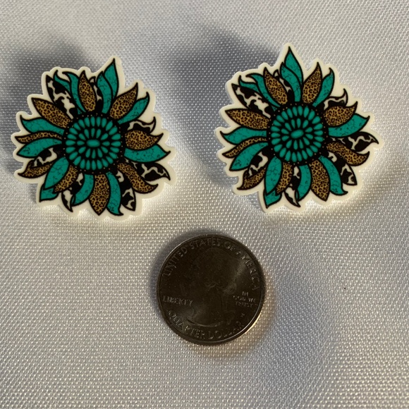 NWT. Handmade Blue and Animal Print Sunflower Earrings! - Picture 2 of 2
